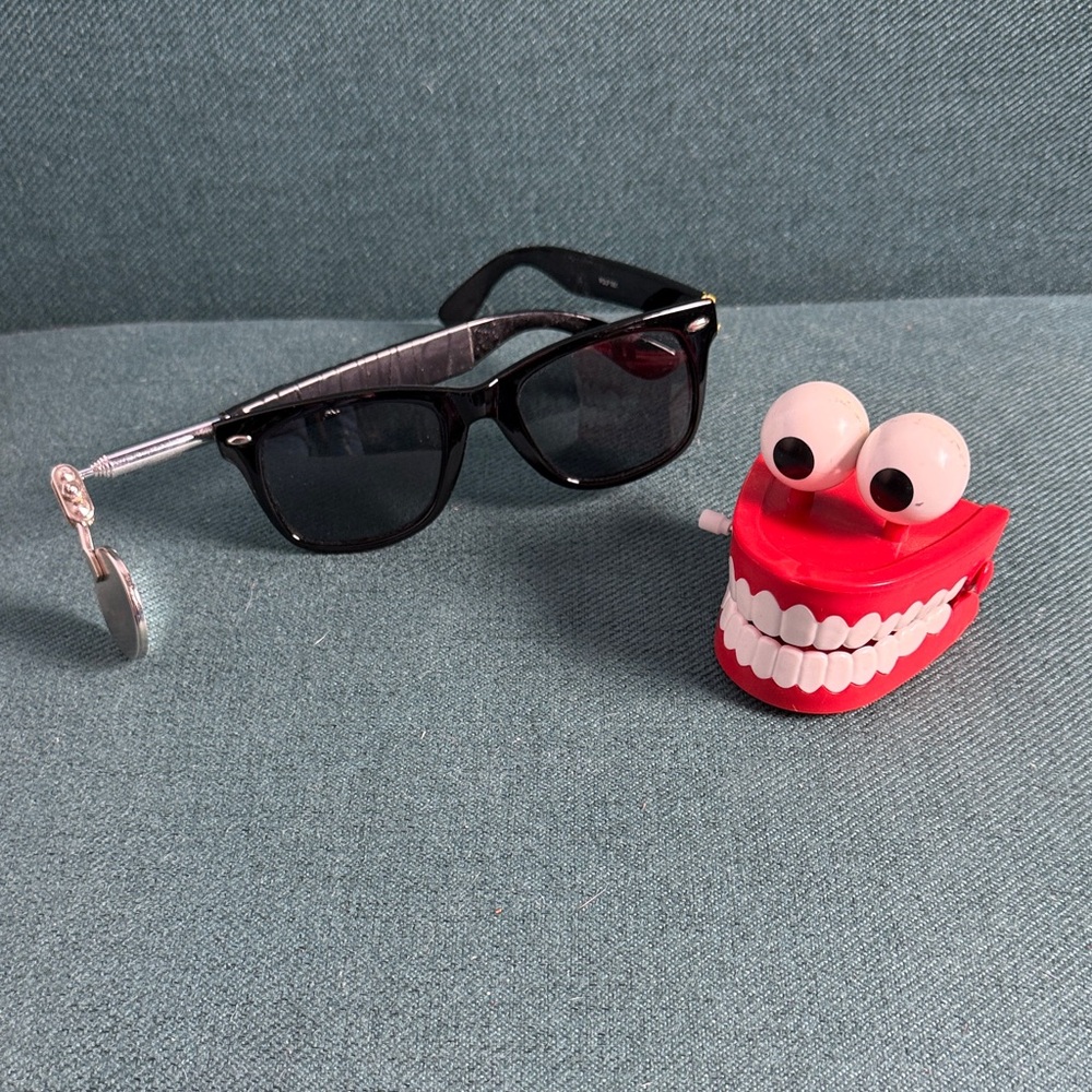 Spy Sunglasses with Red Wind-Up Teeth Toy